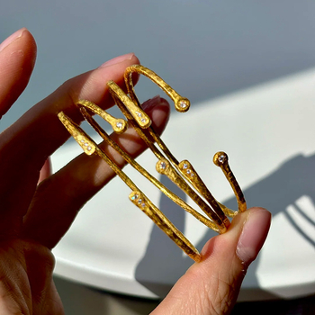 Ženski narukvica od pozlaćenog bakra, antička zlatna nijansa, pavé kameni, lagan dizajn, proljeće 2025