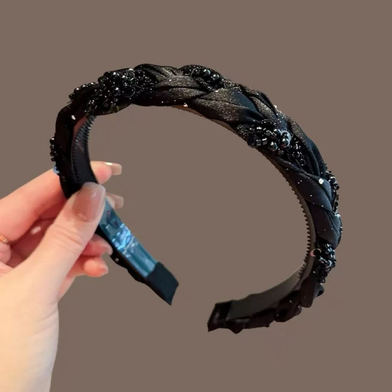 Crna traka za kosu s kristalima i tekstilnim detaljem — elegantan, minimalistički dodatak za kosu