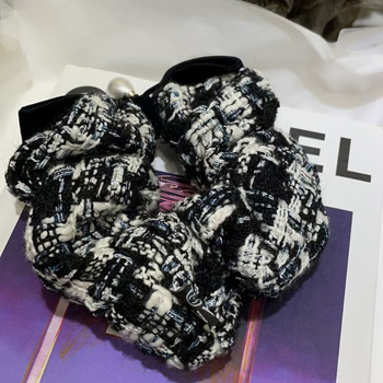 Ručna gumica za kosu s crnom baršunastom mašnicom i tweed uzorkom houndstooth