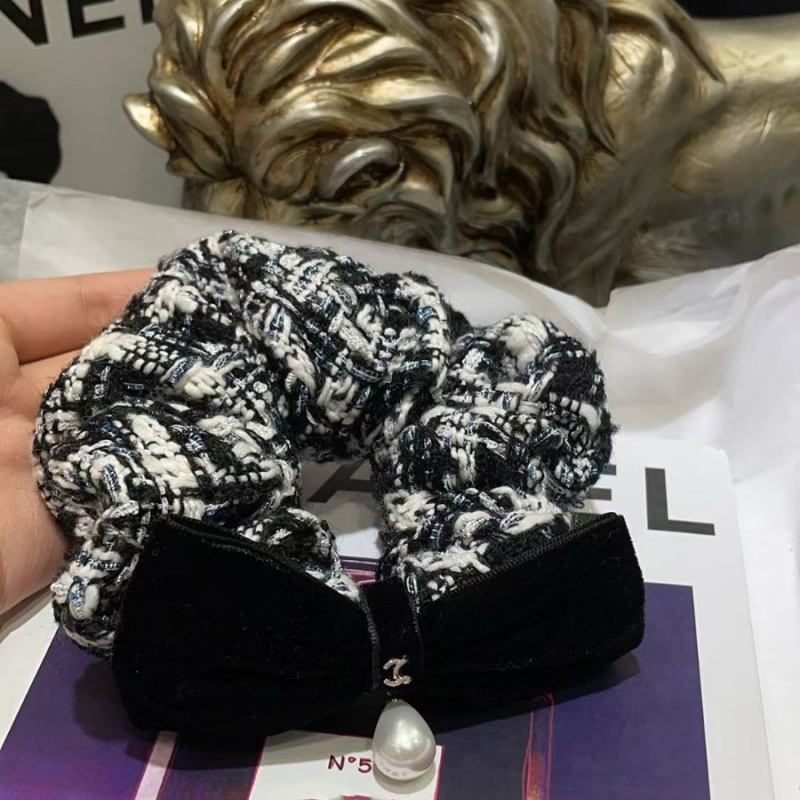 Ručna gumica za kosu s crnom baršunastom mašnicom i tweed uzorkom houndstooth