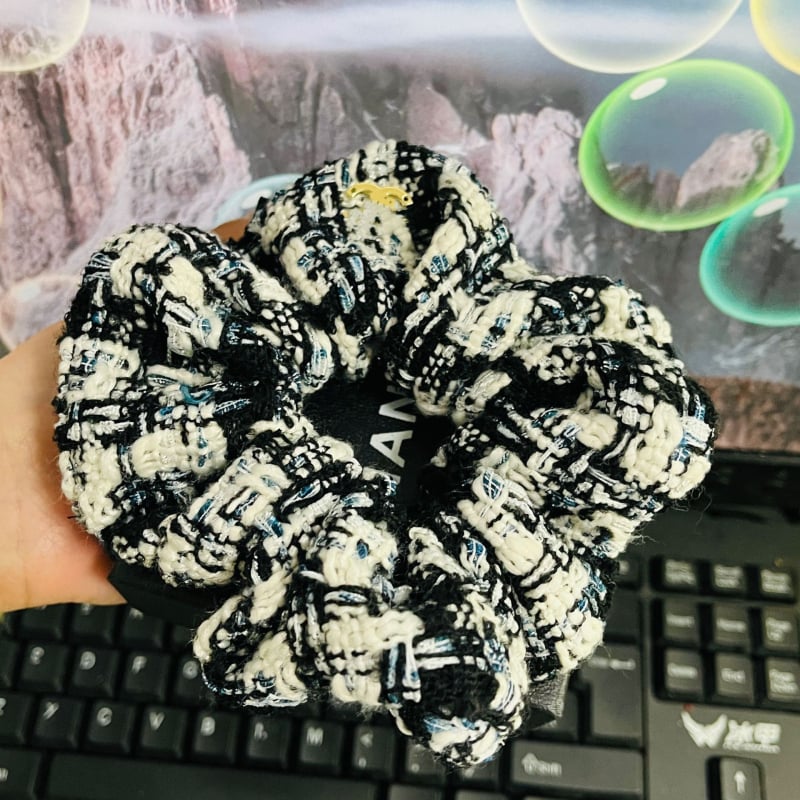 Ručna gumica za kosu s crnom baršunastom mašnicom i tweed uzorkom houndstooth