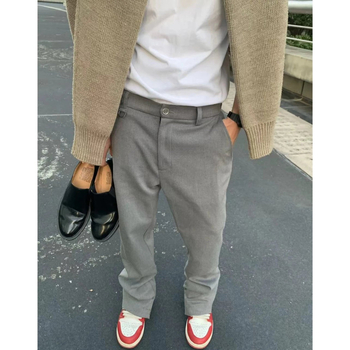 Muške hlače od pamukovo‑mješavine, slim fit, casual dužine, s ležernim padom materijala i završetkom hlača