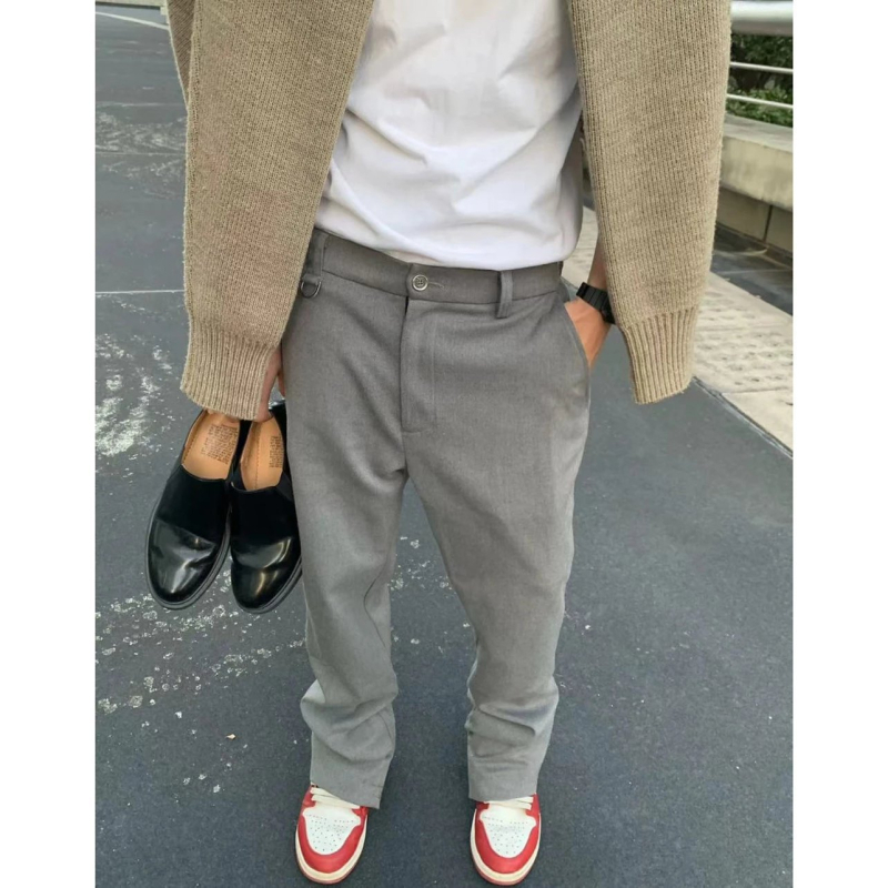 Muške hlače od pamukovo‑mješavine, slim fit, casual dužine, s ležernim padom materijala i završetkom hlača