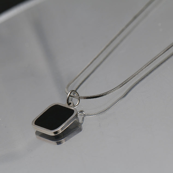 Minimalistička crna kvadratna ogrlica s geometrijskim privjeskom, titan čelik, unisex, duljina 41–50 cm, zmijasti lanac, izdanje 2022