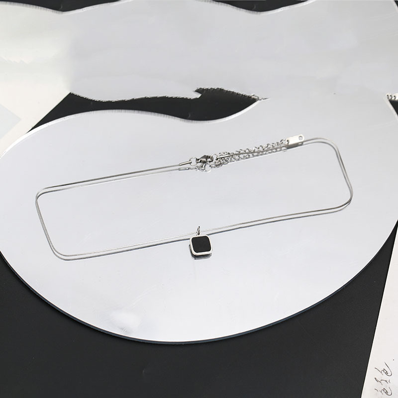 Minimalistička crna kvadratna ogrlica s geometrijskim privjeskom, titan čelik, unisex, duljina 41–50 cm, zmijasti lanac, izdanje 2022