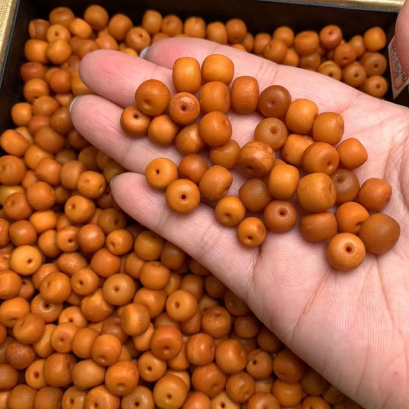 Prirodni pčelinji vosak, starinski okrugli perli, promjer 7,7–9,8 mm, bogata tekstura voska, dijelovi za nakit