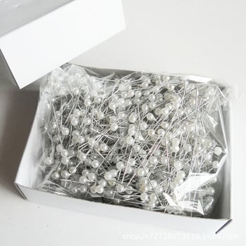 Бели игли с перлена глава за позициониране на облекло и триизмерно кройване