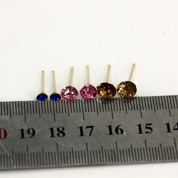Kutija s 100 pari naušnica s kristalima promjera 4/6/7 mm, plastični postovi, stil Konstelacije