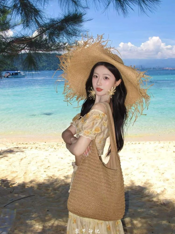 Naušnice od slame, u obliku cvijeta, pletene za odmor na plaži