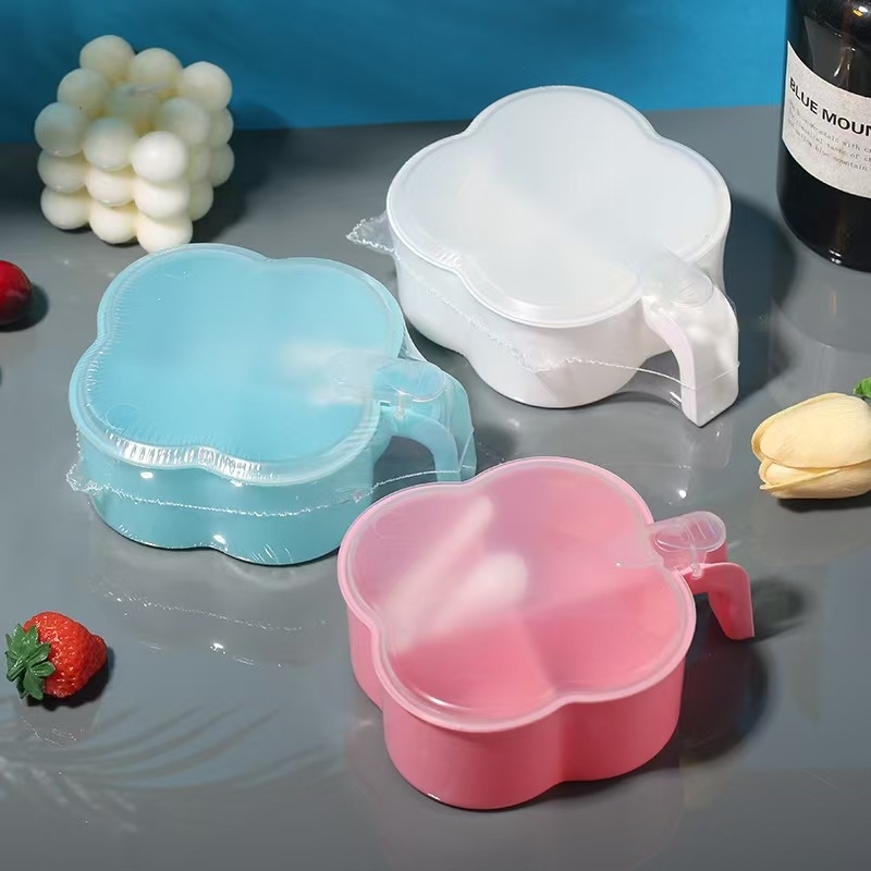 Plastični organizator za začine s četiri odjeljka, poklopcem i četiri žlice, kuhinjski pribor