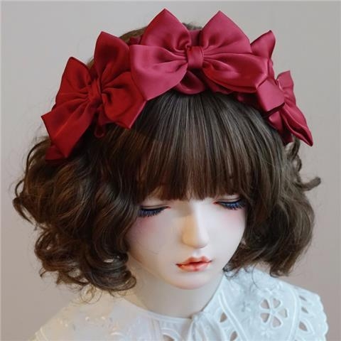 Bentiță de păr cu fundă roșie, lucrată manual, în stil Lolita, inspirată din Japonia-Korea, cu volane.