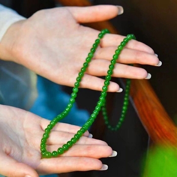 Kamen Hetian Jade s millet perlicama i okruglim perlicama spinatnog jadita, unisex, 18K zlatni privjesak