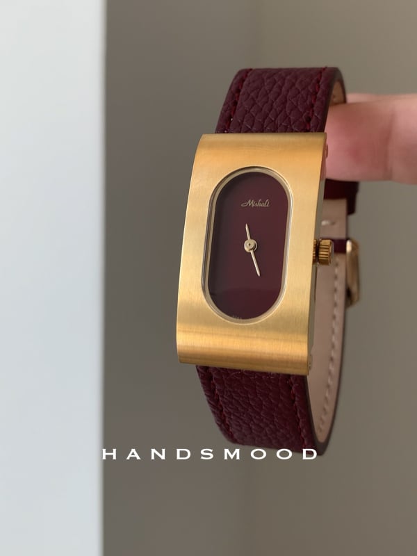 Ancora crveni ženski sat za jesen-zimu, četvrtasti kućište od prave kože, vintage nadahnuće, suptilan luksuz, minimalistička elegancija.