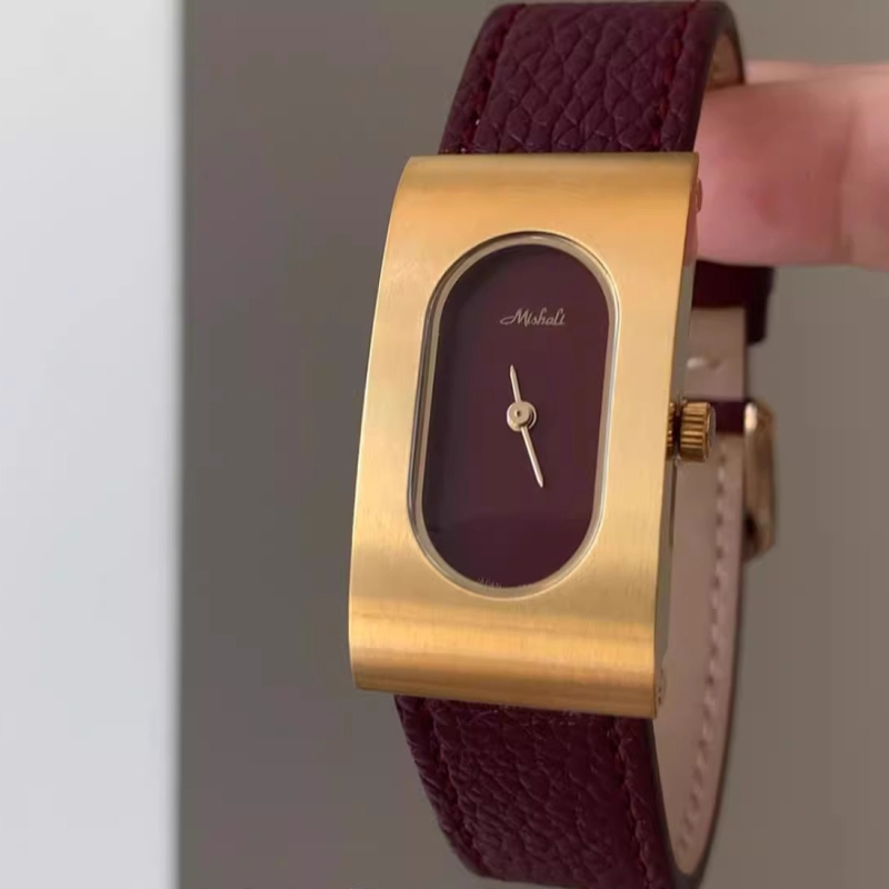 Ancora crveni ženski sat za jesen-zimu, četvrtasti kućište od prave kože, vintage nadahnuće, suptilan luksuz, minimalistička elegancija.