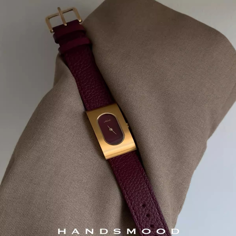 Ancora crveni ženski sat za jesen-zimu, četvrtasti kućište od prave kože, vintage nadahnuće, suptilan luksuz, minimalistička elegancija.