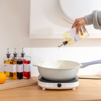 Γυάλινο μπουκάλι λαδιού 500 ml με διαφανή τετράγωνη κατασκευή και αυτόματη λειτουργία ανοίγματος-κλεισίματος, διανομέας ελαιολάδου και μαγειρικού κρασιού.