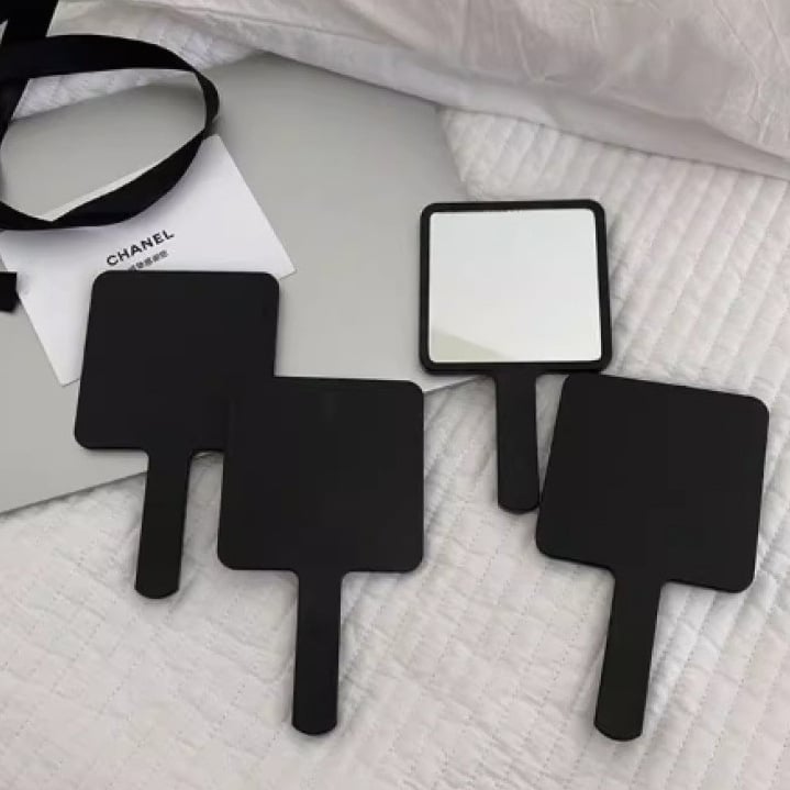 Oglindă de machiaj de mână, model nou, portabilă, claritate înaltă, ramă din plastic, oglindă compactă.