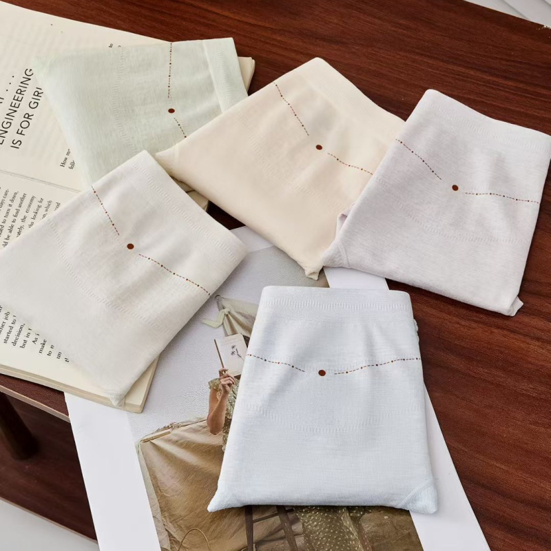 Ženske gaćice od modala bez šavova, srednji pojas, mašna, japanski stil trokutasti kroj, podstava od Mulberry svile.