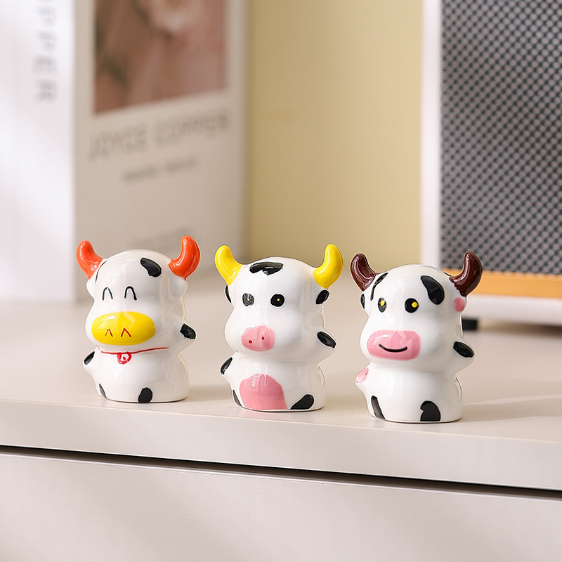 Keramička 3D figura krave - dekorativni ukras za stol u uredu, studiju i dnevnom boravku