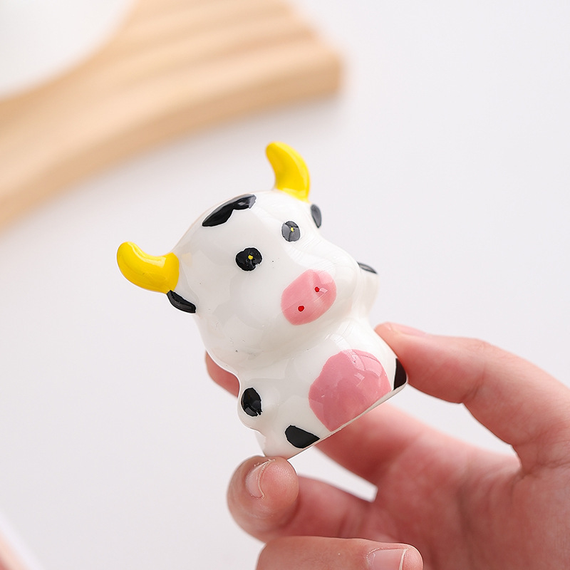 Keramička 3D figura krave - dekorativni ukras za stol u uredu, studiju i dnevnom boravku