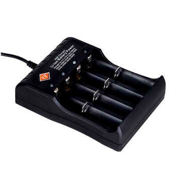 Négy rekeszes 18650 Li-ion akkumulátortöltő USB gyors töltéssel, kompatibilis 14500 és 3.7V–4.2V cellákkal