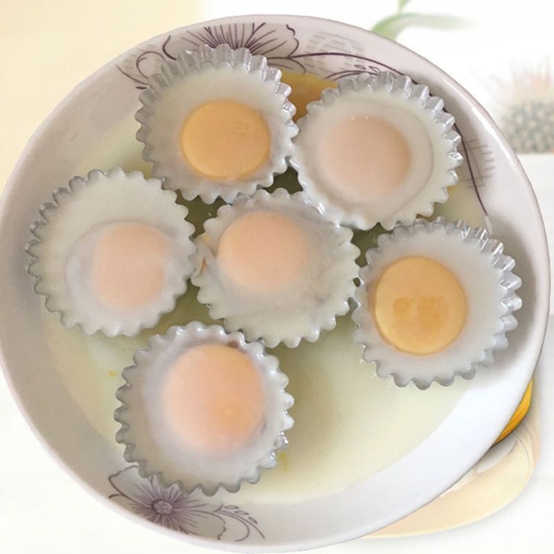 Jednokratni kalupi za pečenje deserta: čašice u obliku krizanteme, okrugle kalupe za torte i puding; folija za pečenje.