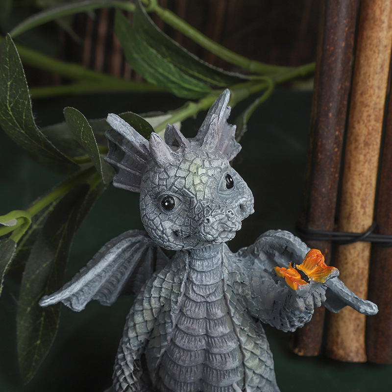 Vila koja čita kraj prozora – ukras za vrt s dinosaurom, figura od smole