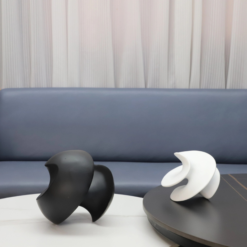 Moderno minimalistički ukras od smole, bijelo-crni, rotirajući zavojiti spiralni oblik