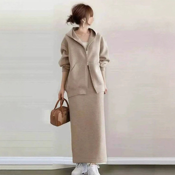 Пролетно-есенен дамски комплект от две части: яке с качулка и цип и дълга пола