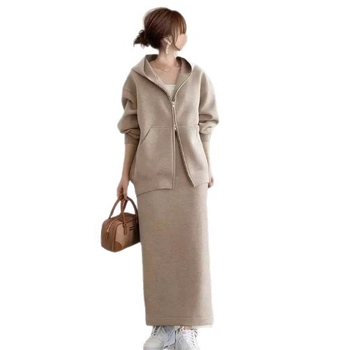 Пролетно-есенен дамски комплект от две части: яке с качулка и цип и дълга пола