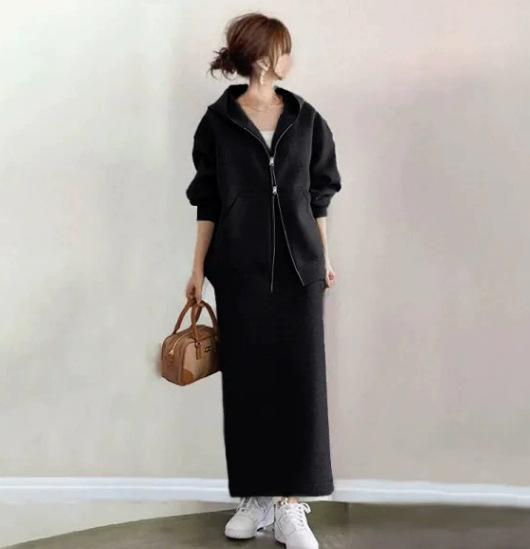 Пролетно-есенен дамски комплект от две части: яке с качулка и цип и дълга пола