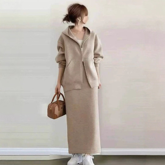 Пролетно-есенен дамски комплект от две части: яке с качулка и цип и дълга пола