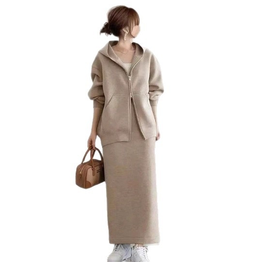 Пролетно-есенен дамски комплект от две части: яке с качулка и цип и дълга пола