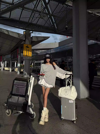 Сив суитшърт без качулка с асиметрично рамо и панели в стил патчворк – неформална горна дреха за ранна есен.