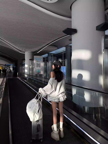 Сив суитшърт без качулка с асиметрично рамо и панели в стил патчворк – неформална горна дреха за ранна есен.