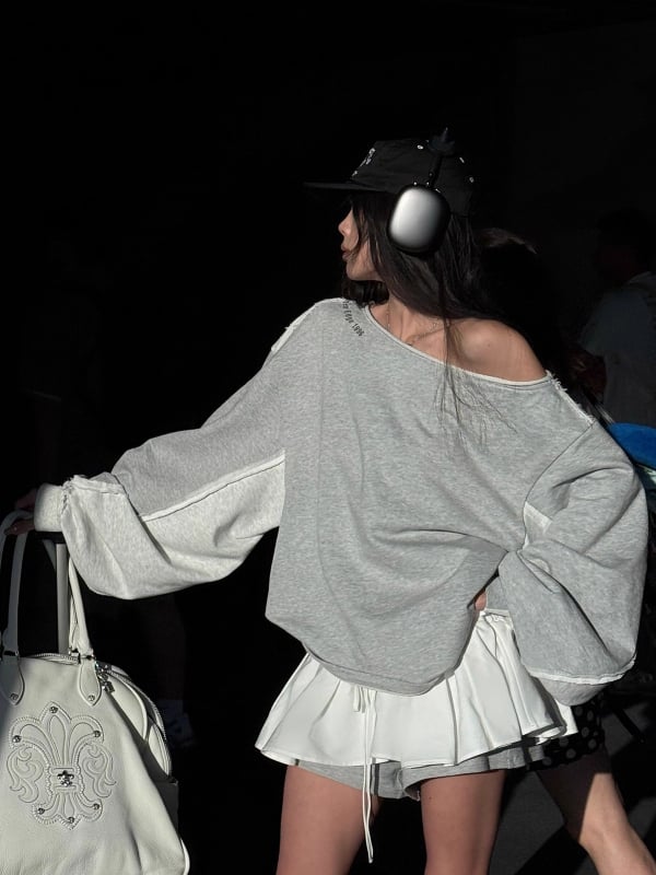 Сив суитшърт без качулка с асиметрично рамо и панели в стил патчворк – неформална горна дреха за ранна есен.