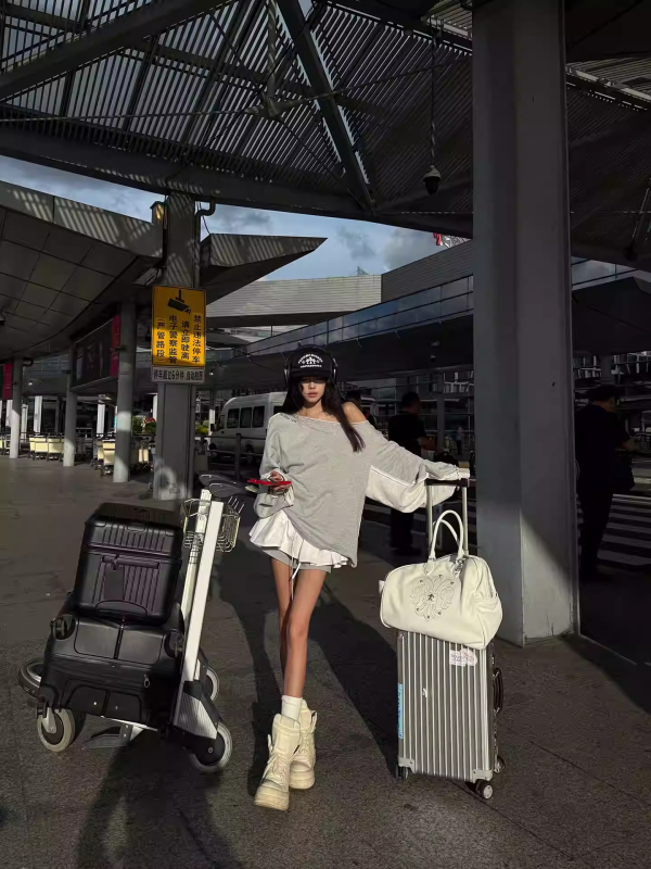 Сив суитшърт без качулка с асиметрично рамо и панели в стил патчворк – неформална горна дреха за ранна есен.