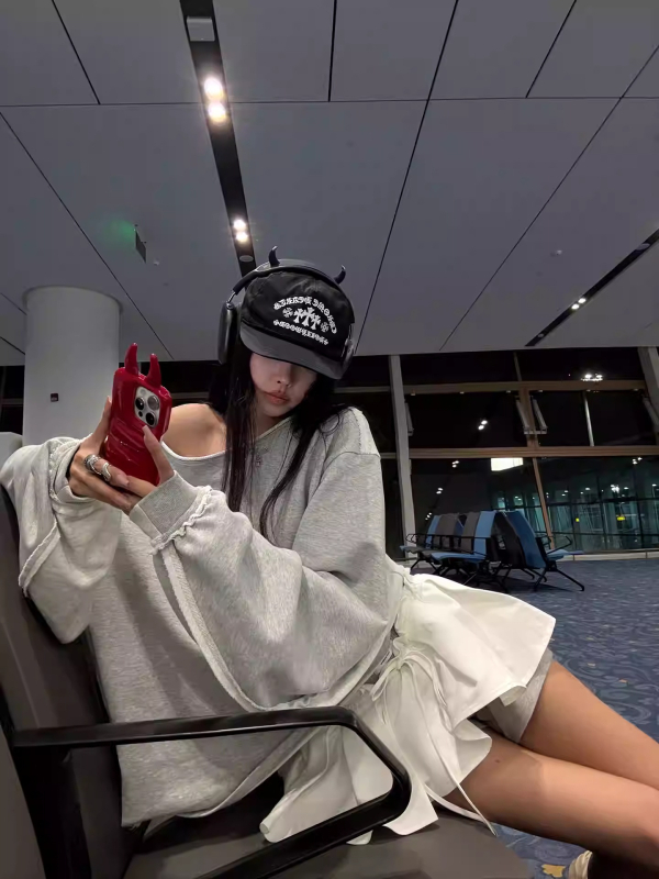 Сив суитшърт без качулка с асиметрично рамо и панели в стил патчворк – неформална горна дреха за ранна есен.