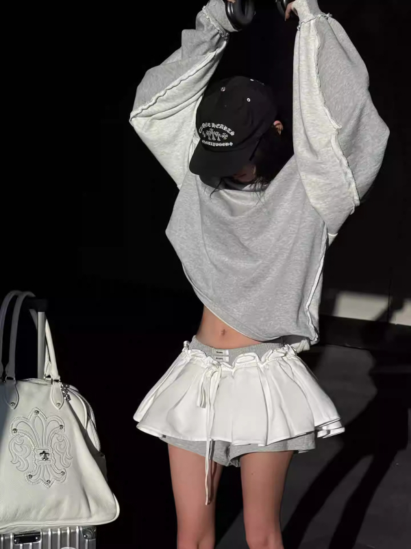 Сив суитшърт без качулка с асиметрично рамо и панели в стил патчворк – неформална горна дреха за ранна есен.