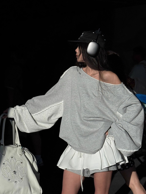 Сив суитшърт без качулка с асиметрично рамо и панели в стил патчворк – неформална горна дреха за ранна есен.