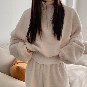 Дамски комплект от две части: пуловер със стояща яка и свободни панталони, зима