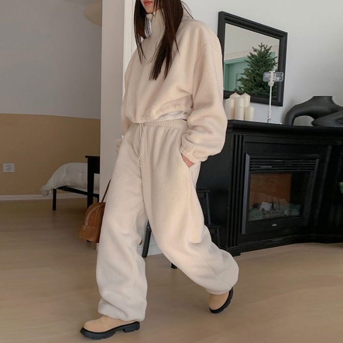 Дамски комплект от две части: пуловер със стояща яка и свободни панталони, зима