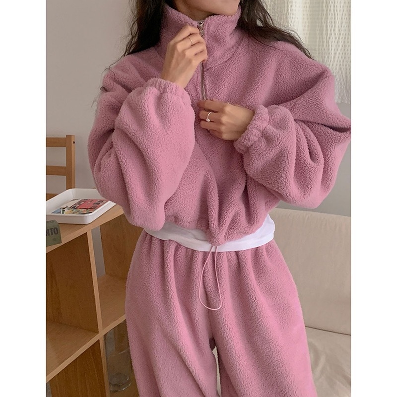 Дамски комплект от две части: пуловер със стояща яка и свободни панталони, зима