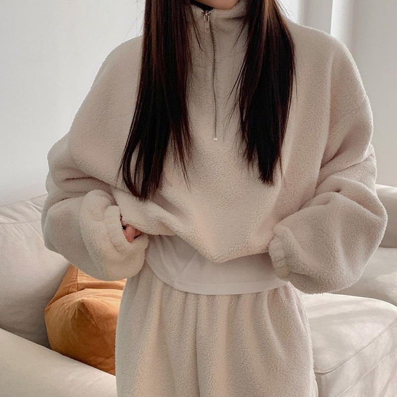 Дамски комплект от две части: пуловер със стояща яка и свободни панталони, зима