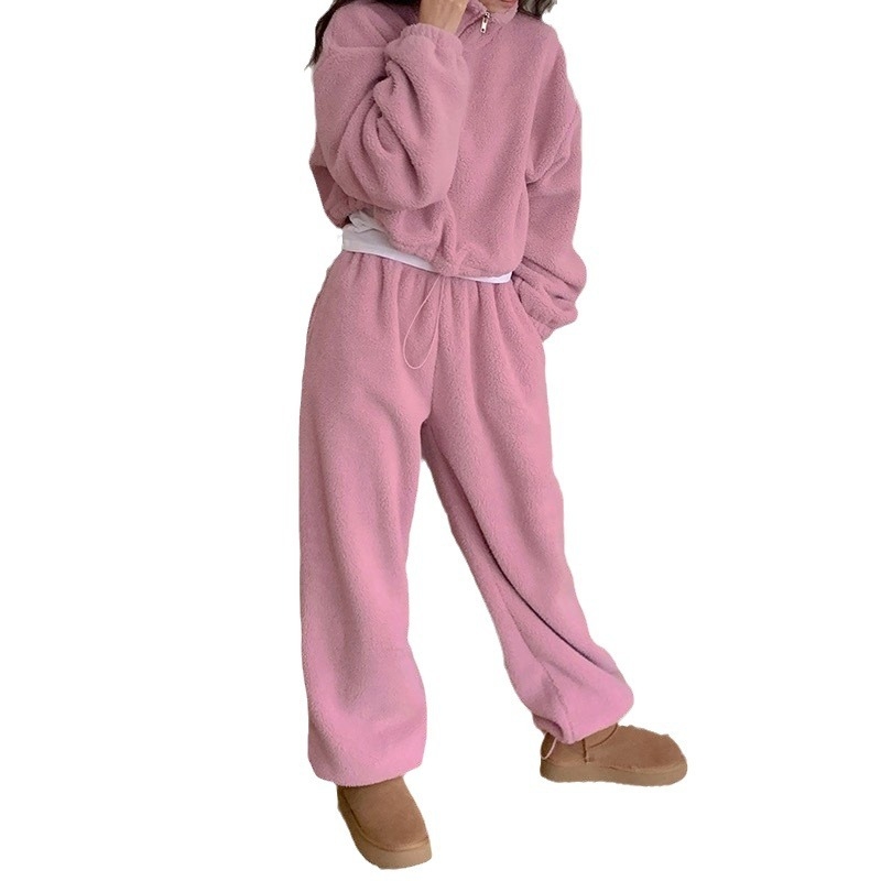 Дамски комплект от две части: пуловер със стояща яка и свободни панталони, зима