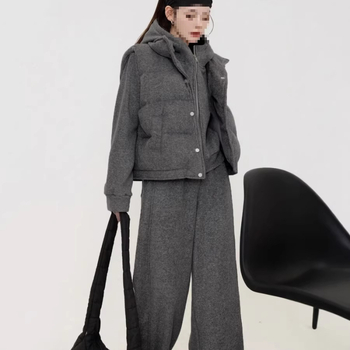 Дамски есенно-зимен комплект от три части: суитшърт с качулка и широки панталони, ежедневен слоен стил