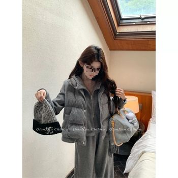 Дамски есенно-зимен комплект от три части: суитшърт с качулка и широки панталони, ежедневен слоен стил