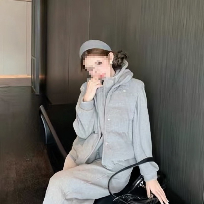 Дамски есенно-зимен комплект от три части: суитшърт с качулка и широки панталони, ежедневен слоен стил