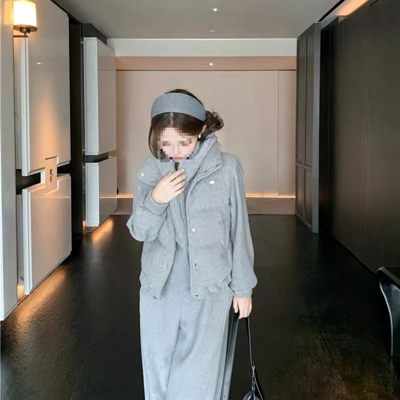 Дамски есенно-зимен комплект от три части: суитшърт с качулка и широки панталони, ежедневен слоен стил