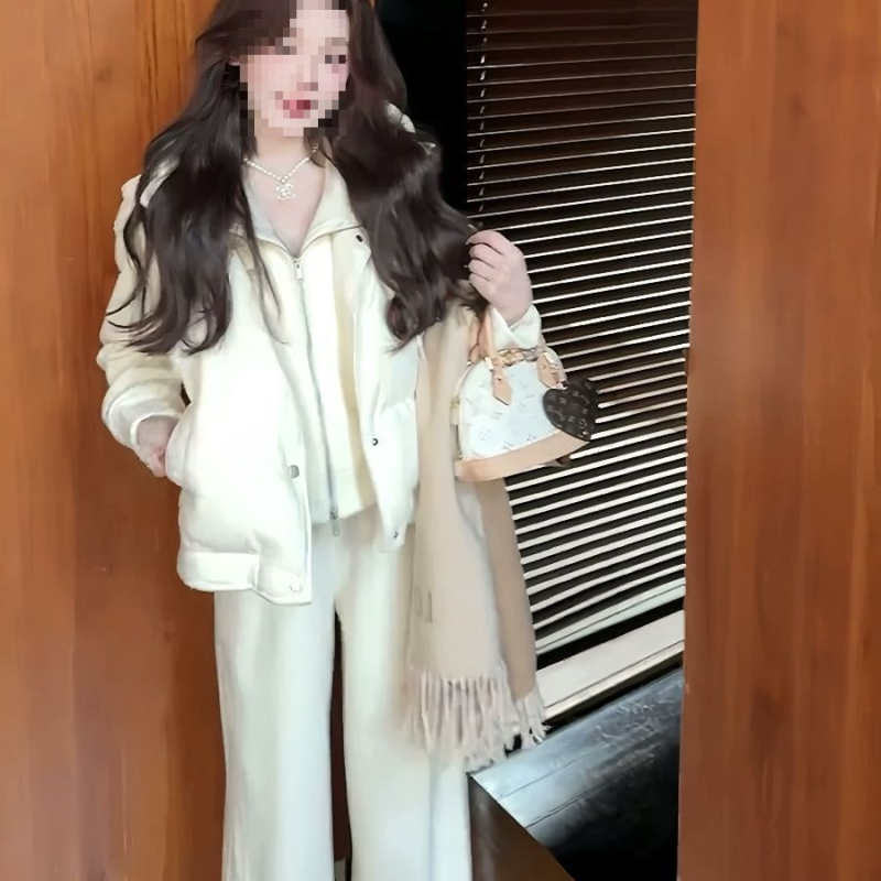 Дамски есенно-зимен комплект от три части: суитшърт с качулка и широки панталони, ежедневен слоен стил